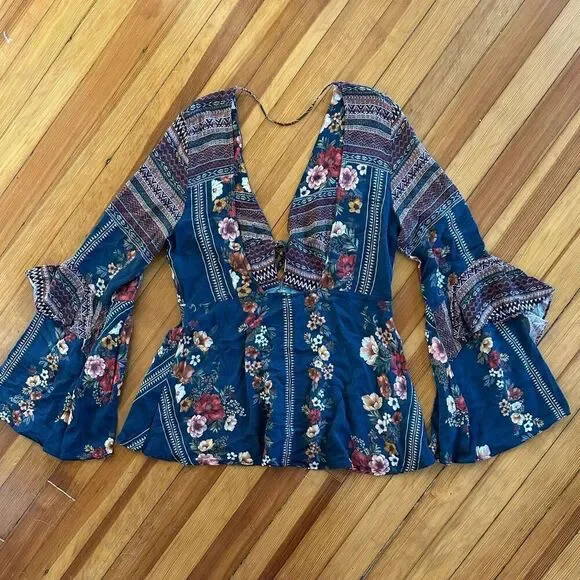 FARM Rio RARE Boho Floral Bell Sleeved Blouse Size M - Picture 2 of 6